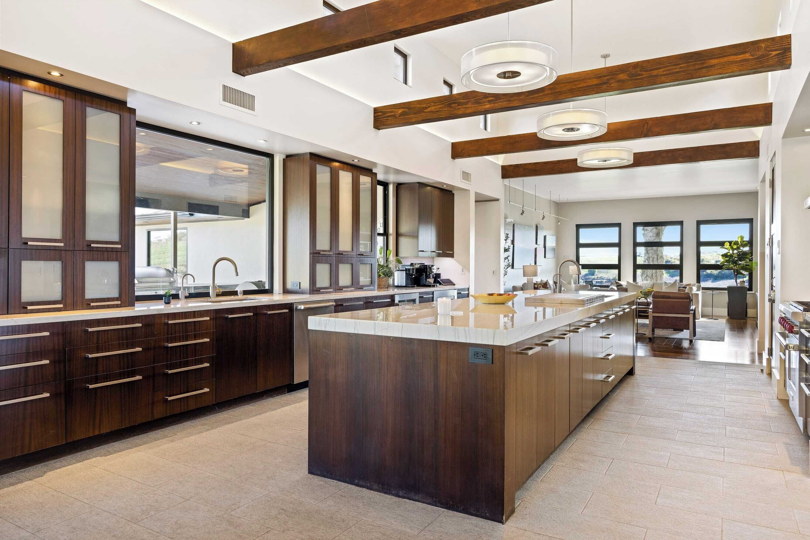 House (6 Bedrooms) | Interior