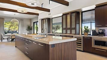 House (6 Bedrooms) | Interior