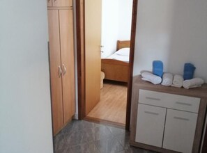 1 habitación, tabla de planchar con plancha, wifi y ropa de cama