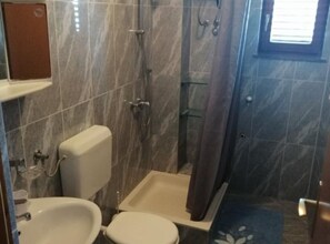Ducha, secador de pelo, toallas