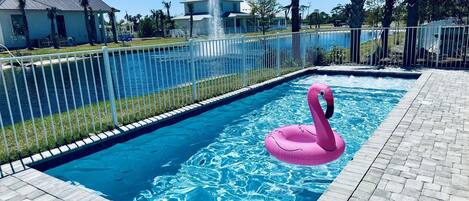 Een binnenzwembad en een verwarmd zwembad