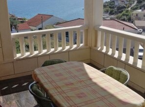 Outdoor dining - Apartments Milakovic-Kanica - Comfort One Bedroom Apartment with Sea View and Terrace (Rogoznica)