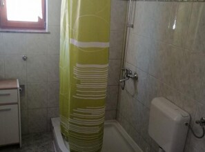 Douche, sèche-cheveux, serviettes fournies