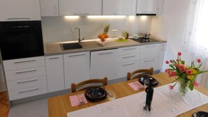 ماكينة لصنع القهوة/الشاي، ثلاجة، ميكروويف، فرن
