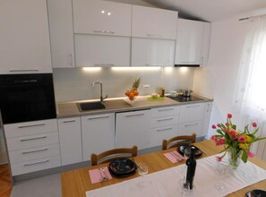 Kjøleskap, mikrobølgeovn, ovn og kokeplater