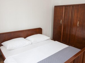 2 bedrooms, iron/ironing board, internet, bed sheets