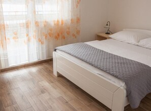 1 chambre, fer et planche à repasser, accès Internet, draps fournis