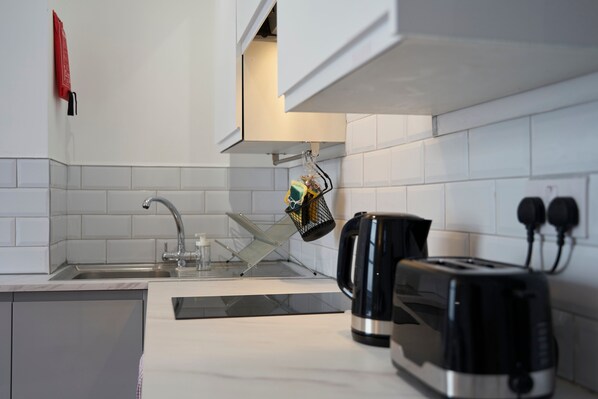 Kühlschrank, Mikrowelle, Ofen, Herdplatte