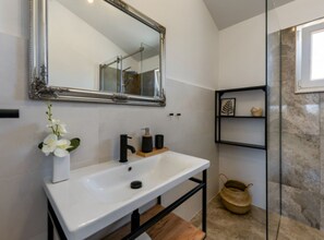 Shower, hair dryer, towels