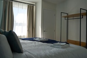 2 bedrooms, iron/ironing board, free WiFi, bed sheets - Spacious central 2 Bed Apartment by Kahuna Stays (Gloucestershire)