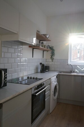 Fridge, microwave, oven, stovetop - Spacious central 2 Bed Apartment by Kahuna Stays (Gloucestershire)