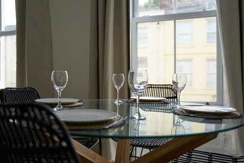 Spacious central 2 Bed Apartment by Kahuna Stays