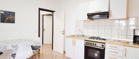 Fridge, coffee/tea maker