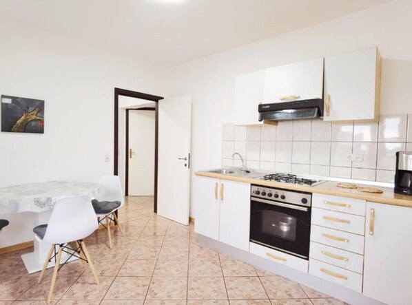 Fridge, coffee/tea maker