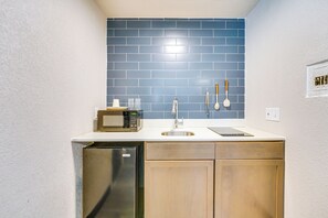 Kühlschrank, Mikrowelle, Wasserkocher mit Kaffee-/Teezubehör