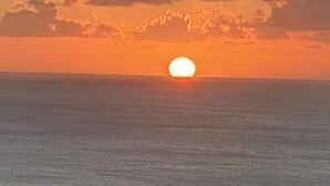 A sunset over a body of water. - Anne Marie Villas - Ron (Castries)