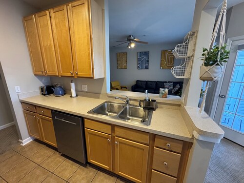  2 bedroom - pool and parking in central Lewes