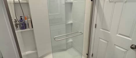 Regadera, jabón, shampoo, papel de baño