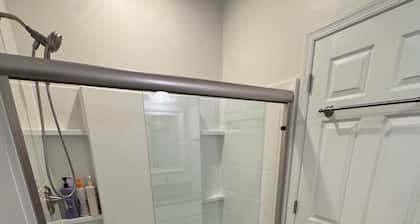 2 bedroom - pool and parking in central Lewes