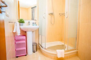 Dusche, Handtücher, Seife, Shampoo