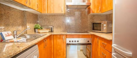 Geladeira, micro-ondas, fogão, cooktop