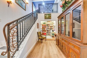 Interior - Spacious Family Home w/ Fenced Yard in DFW Area (Flower Mound)