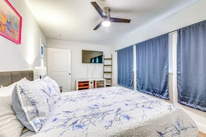 5 bedrooms, desk, iron/ironing board, internet - Spacious Family Home w/ Fenced Yard in DFW Area (Flower Mound)