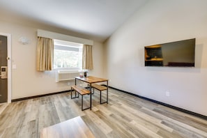 Dining - Pet-Friendly Studio Near Lighthouse Beach! (Port Huron)