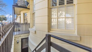 A building with a balcony, a window, and a staircase. - Central Snug With Patio By My Getaways (Worthing)