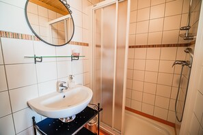 Een douche, een haardroger, handdoeken