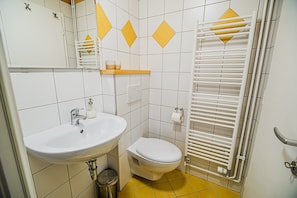 Een douche, een haardroger, handdoeken