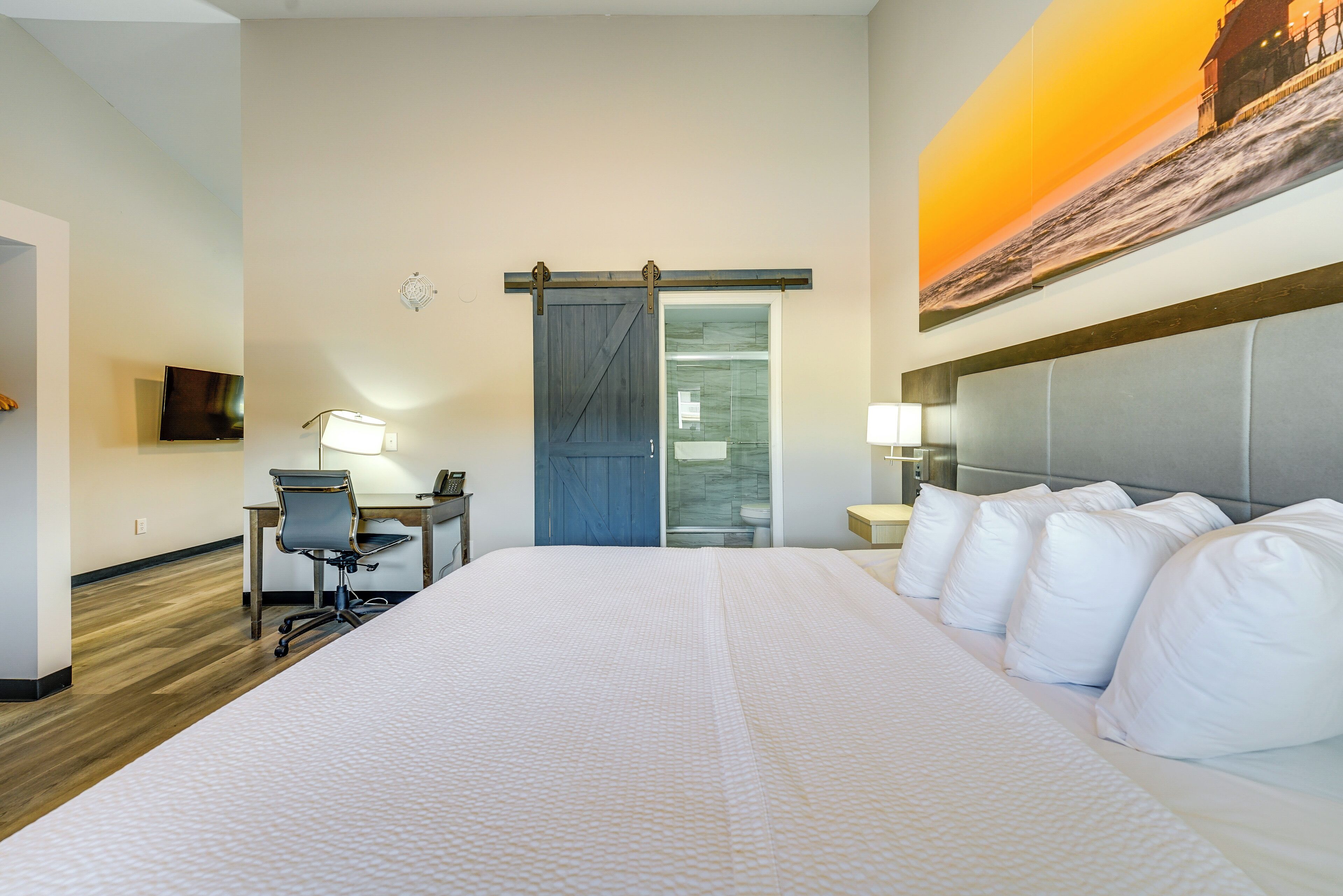 Desk, iron/ironing board, WiFi, bed sheets