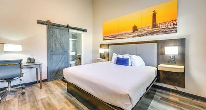 1 MI to Lighthouse Beach: Sleek Studio Apt