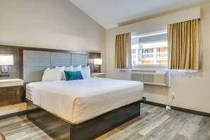 Iron/ironing board, Internet, bed sheets - Walk to Beach & Dining: Port Huron Studio (Port Huron)