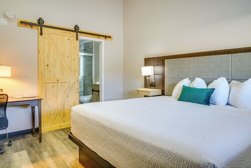 Walk to Beach & Dining: Port Huron Studio