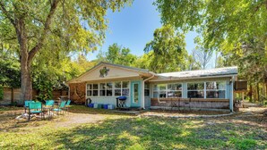 A house with a porch, a dining area with chairs, and a small table. - Boat Slip & Fire Pit: Peaceful Homosassa Home (Homosassa)