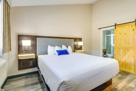 Iron/ironing board, Internet, bed sheets. 1 Mi to Lake Huron Waterfront: Remodeled Studio