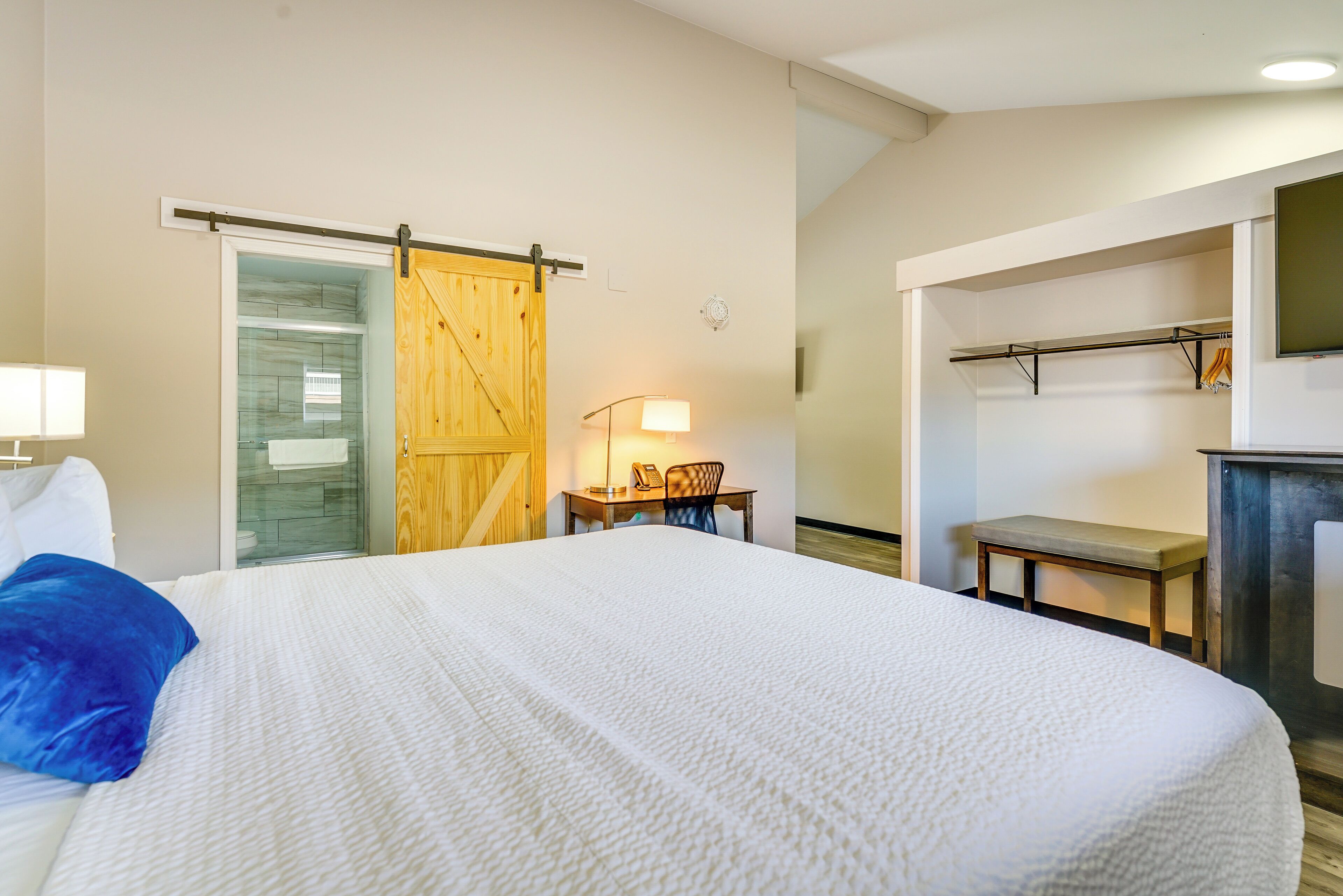 Iron/ironing board, internet, bed sheets