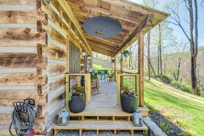 Terrace/patio - Hot Tub, Fire Pit & Creek Access: Whittier Cabin! (Whittier)