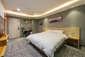 A hotel room with a bed, bedside table, desk, and a mirror. - Shanghai Hua Yu The Tophams Hotel (Shanghai)