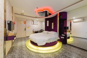 A modern bedroom with a central bed, a vanity, and a mirror. - Shanghai Hua Yu The Tophams Hotel (Shanghai)