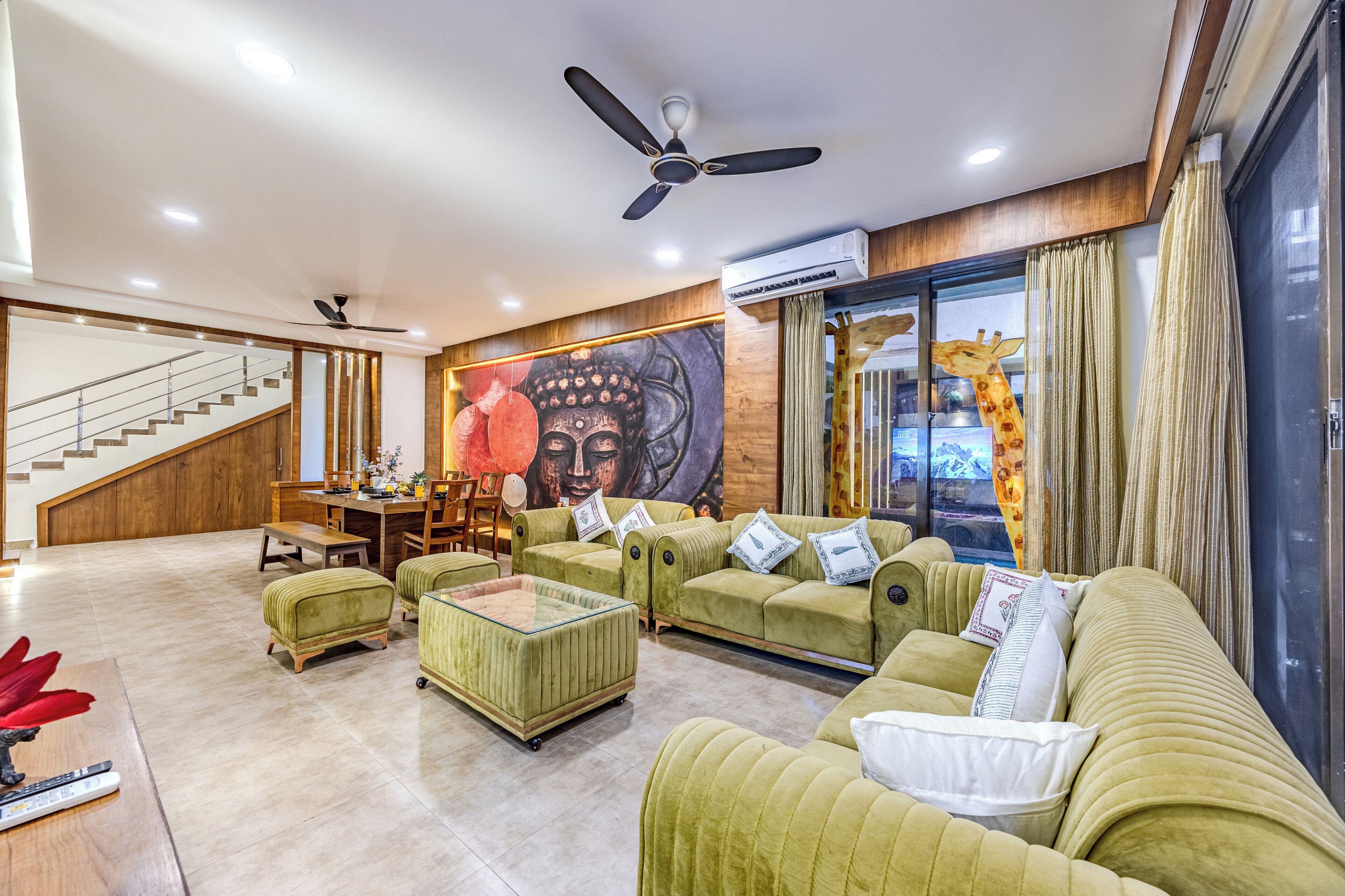 Biệt thự Cao cấp, 3 phòng ngủ, hồ bơi riêng | Phòng khách | Smart TV 40-inch có truyền hình vệ tinh 