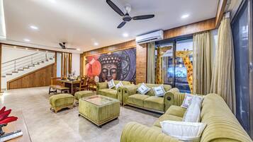 Biệt thự Cao cấp, 3 phòng ngủ, hồ bơi riêng | Phòng khách | Smart TV 40-inch có truyền hình vệ tinh