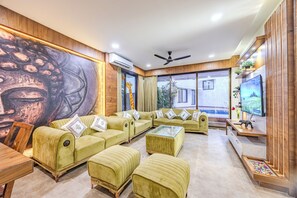 Villa de lujo, 3 habitaciones, piscina privada | Zona de estar | Smart TV de 40 pulgadas con canales por satélite