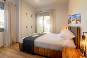 2 quartos, escrivaninha, ferros/tábuas de passar roupa, berço de viagem