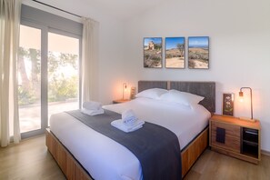 2 bedrooms, desk, iron/ironing board, travel cot