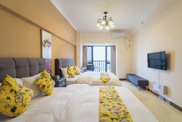 A hotel room with two beds, a television, a bench, and a balcony view. - Guangzhou Jingting Humanities Inn (Pazhou Convention and Exhibition Center) (Guangzhou)