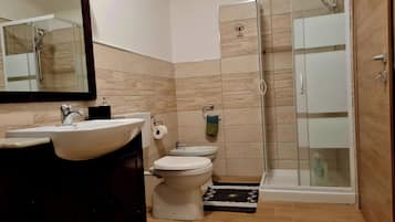Dusche, Haartrockner, Bidet, HandtĂŒcher
