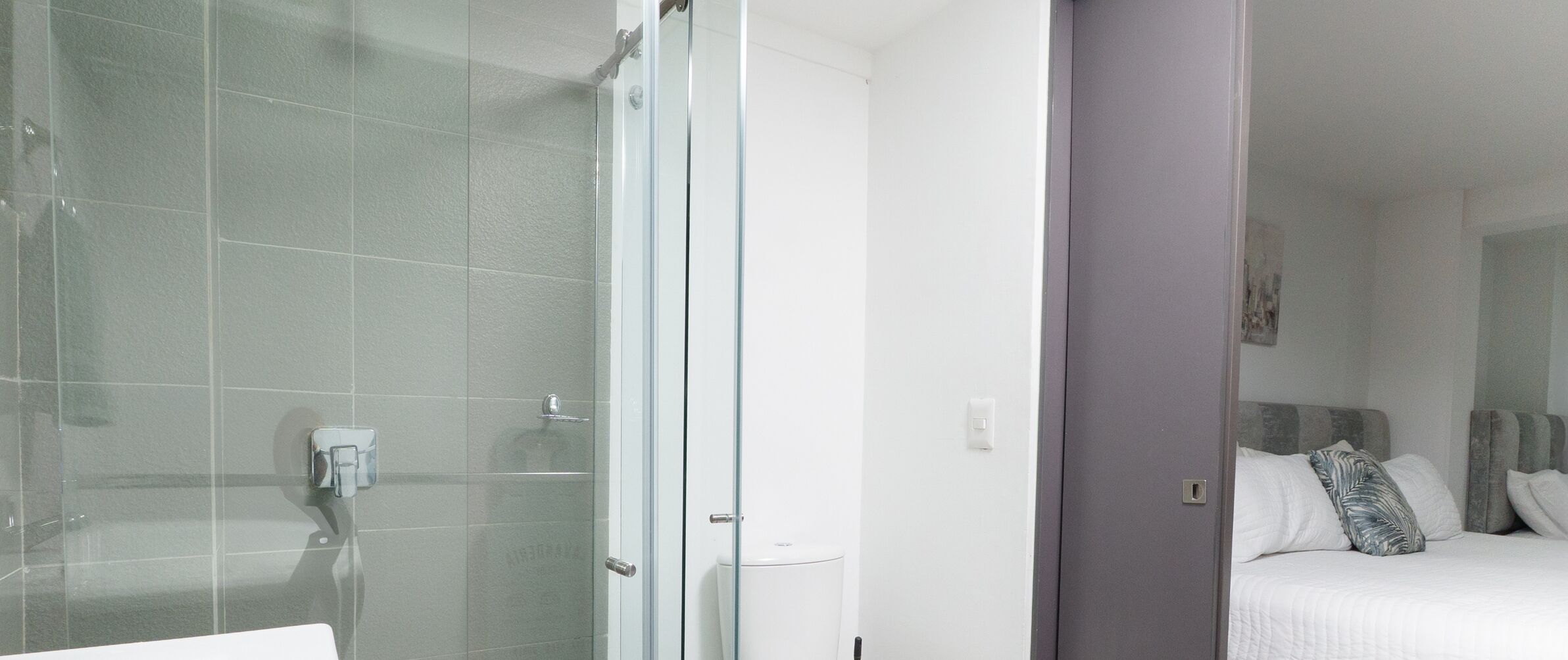 Apartemen Keluarga | Kamar mandi | Shower, pancuran hujan, pengering rambut, dan handuk