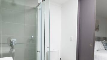 Apartemen Keluarga | Kamar mandi | Shower, pancuran hujan, pengering rambut, dan handuk